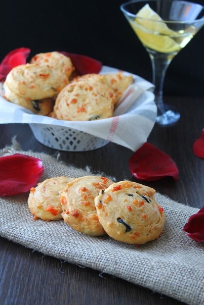 Печенье с сыром маслинами и оливками