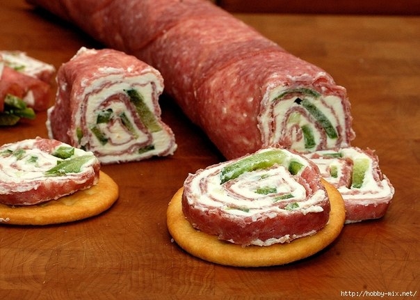 Ролл из салями и сливочного сыра. Красивая и вкусная закуска.
