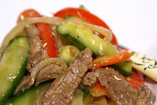 Мясо с огурцами по-корейски.