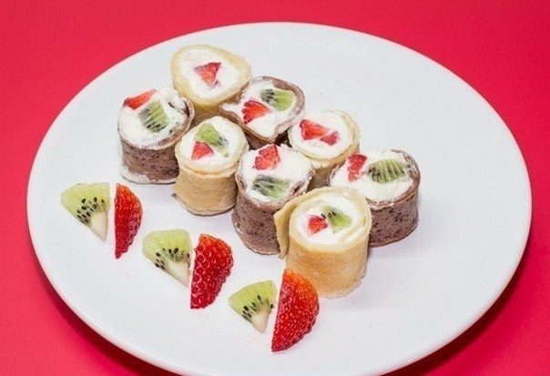 СЛАДКИЕ РОЛЛЫ ИЗ БЛИНОВ С ТВОРОГОМ И ФРУКТАМИ