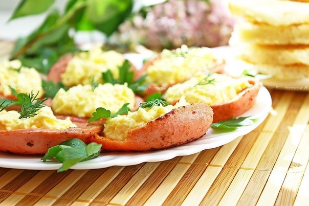 Колбасные тарелочки с сырной начинкой.