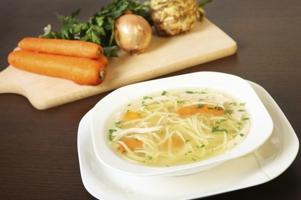 Вкусный куриный суп с домашней лапшой