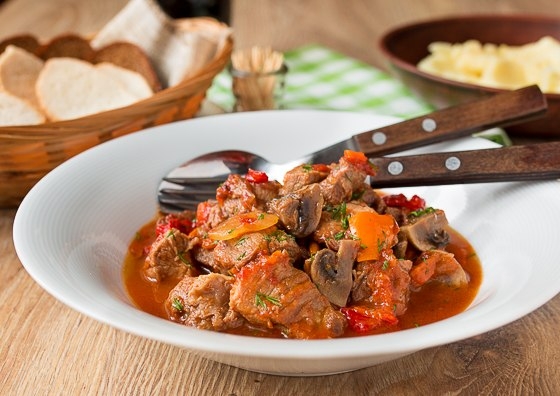 Свинина, тушенная с шампиньонами и сладким перцем