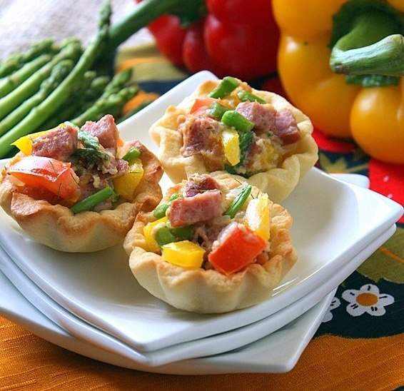 Омлет в тарталетках по- испански(Scrambled eggs tartlets)