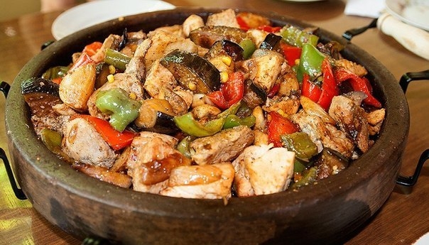 Мясо с овощами на болгарском саче.