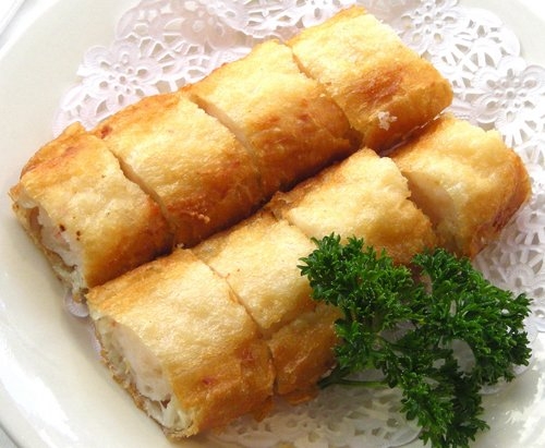 Картофельный рулет с яйцом и зеленым луком