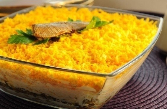 Очень вкусный слоеный салат со шпротами Очень вкусный слоеный салат со шпротами