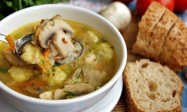 Гречневый суп с грибами и картофельными клёцками .
