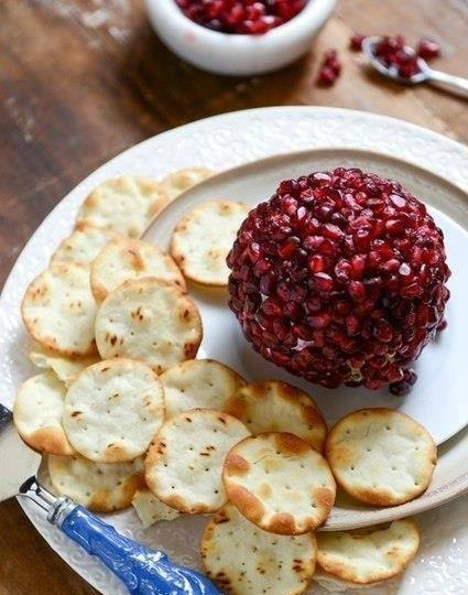Сырный шар в гранатовых зернах