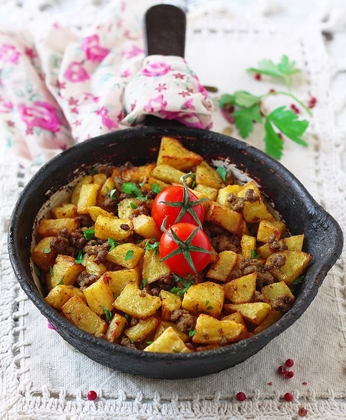 Жареный картофель с фаршем.