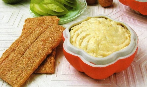 Сырная паста с орехами.