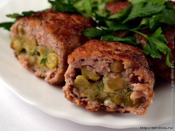 Зразы мясные с сыром и горошком