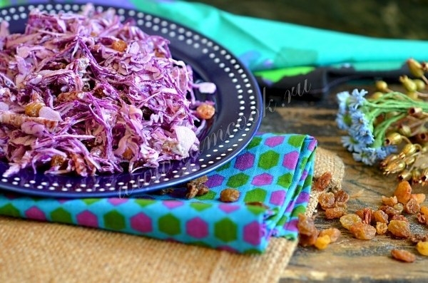 Салат из краснокочанной капусты и салями