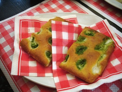 Фока́чча (итал. focaccia от лат. panis focacius &mdash; буквально &laquo;хлеб, запечённый в очаге&raquo;[1]) &mdash; итальян