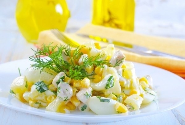 Салат из запеченной курицы с ананасами