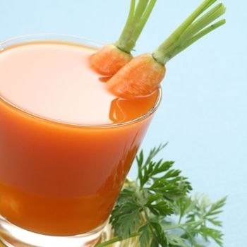 Морковный сок обладает хорошими противовоспалительными, анти-опухолевыми и омолаживающими свойствами. Каротин - известный антиоксидант, который может предотвратить процессы дегенерации в клетках, что и обуславливает большой омолаживающий эффект. Морковный