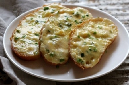 Бутерброды с луком и сыром