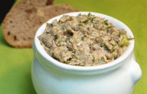 Закуска из баклажанов с орехами и зеленью.