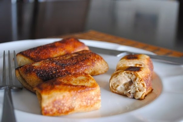 Блины с курицей и грибами в сливочном соусе