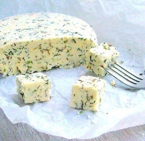 ДОМАШНИЙ СЫР С ТМИНОМ И ЗЕЛЕНЬЮ