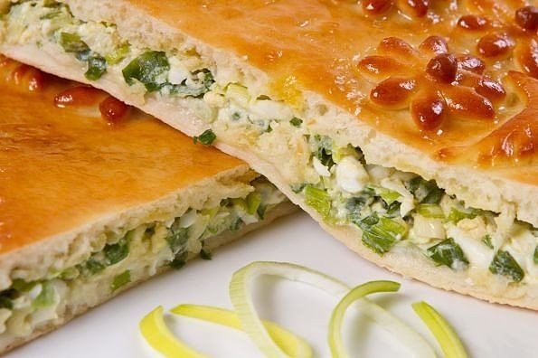Быстрый (заливной) пирог с зелёным луком и яйцом. Быстро, легко, вкусно.