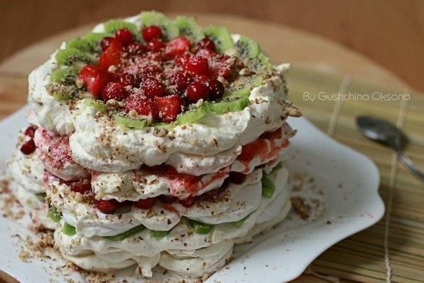 Безумно вкусный зефирный торт-десерт с ягодами, фруктами и грецкими орехами