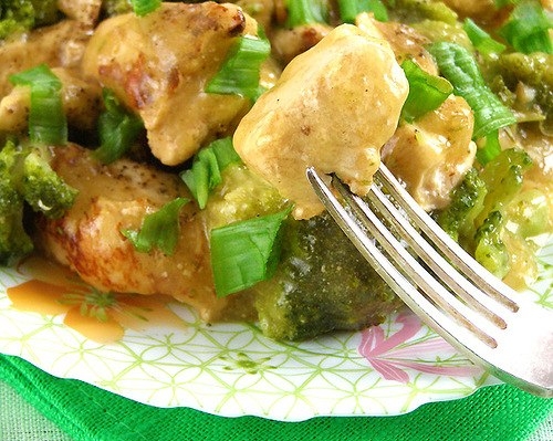Курица под соусом, тушеная с брокколи