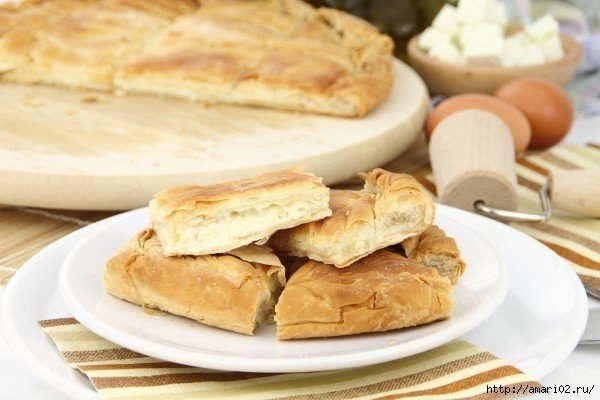 Слоёный пирог с брынзой.