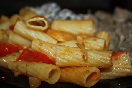 Макароны с помидорами черри