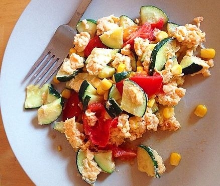 Омлет с цуккини, кукурузой и помидорами