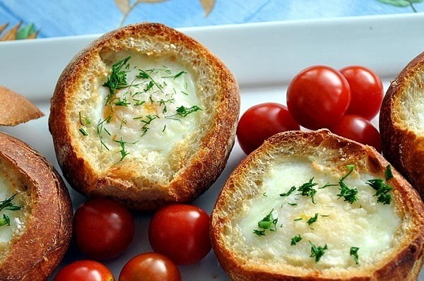 Яйца в булочках