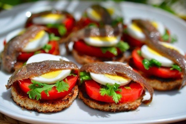 Гренки с анчоусами.