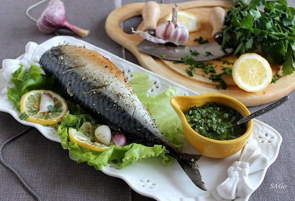 ЗАПЕЧЁННАЯ СКУМБРИЯ С СОУСОМ ГРЕМОЛАТА