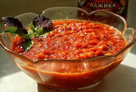 Аджика с яблоками на зиму.