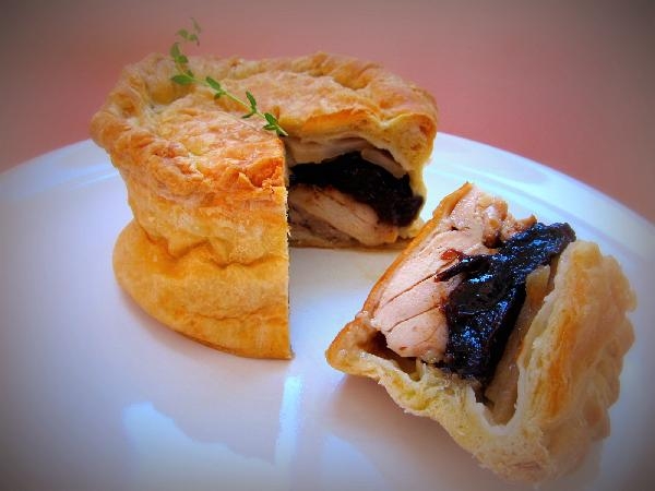 Стильный мини-пирог с курицей и черносливом - Стильный мини-пирог с курицей и черносливом -