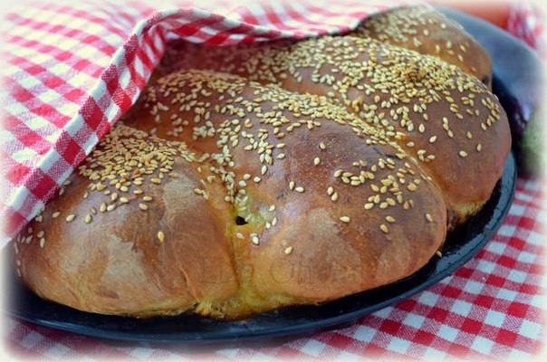 Сдобный пирог с фаршированными куриными ножками Сдобный пирог с фаршированными куриными ножками