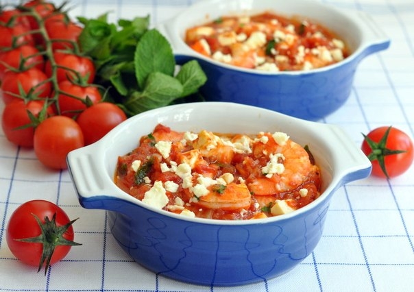 Креветки, запеченные с помидорами и фетой Креветки, запеченные с помидорами и фетой