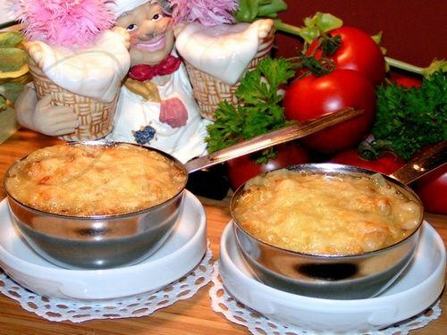 Жюлье́н - происходит от французского слова "julienne" и считается французским блюдом.Что интересного Жюлье́н - происходит от французского слова "julienne" и считается французским блюдом.Что интересного