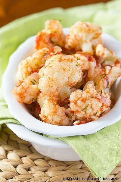 Цветная капуста с помидорами и луком.