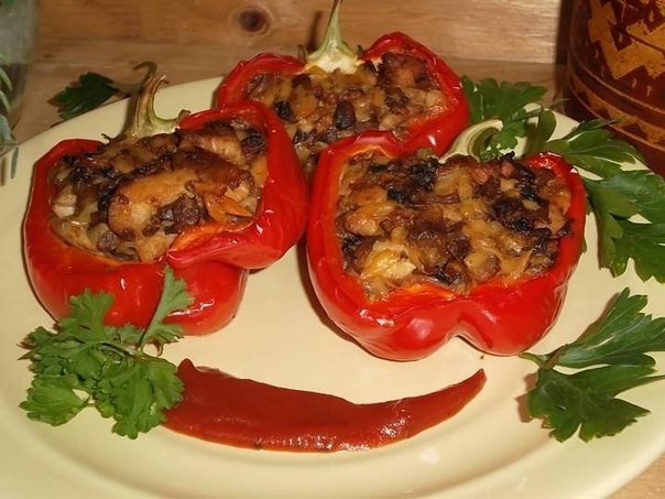 Перцы,фаршированные курицей и грибами.