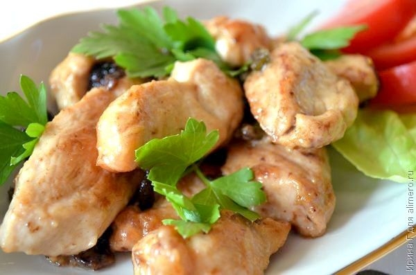 Куриная грудка с черносливом и чесночными стрелками