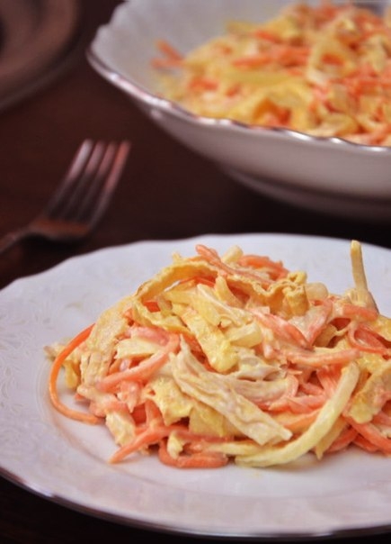 Салат с омлетной лентой, морковью по-корейски и курицей