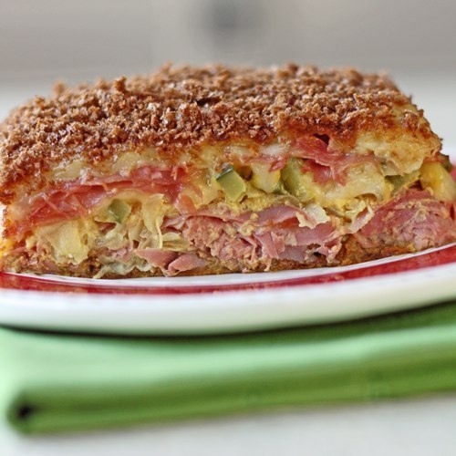 Хлебная запеканка с ветчиной, сыром и огурчиками.