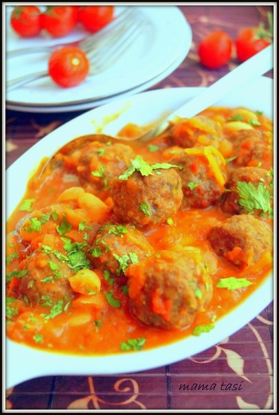 Мясные шарики, тушёные с фасолью. Обед выходного дня.