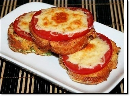 Готовим гренки с помидорами и сыром