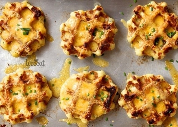 Вафли с картофелем, сыром и зеленым луком