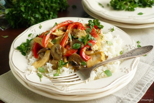 Курица с грибами и сладким перцем