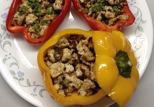 Перец, фаршированный курицей с грибами