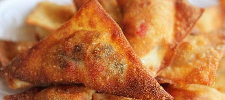 Пирожки - уголки с курицей.