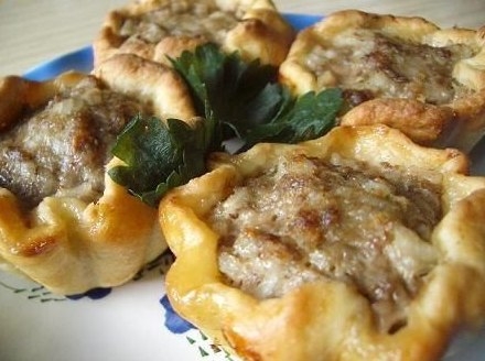 Картофельные корзиночки с начинкой из фарша.